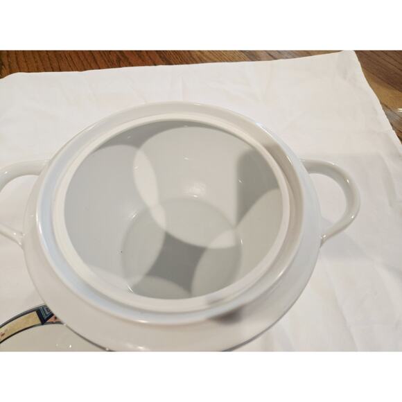 1.75 Quart Christopher Stuart Bowl With Lid Y0232 - Picture 4 of 7